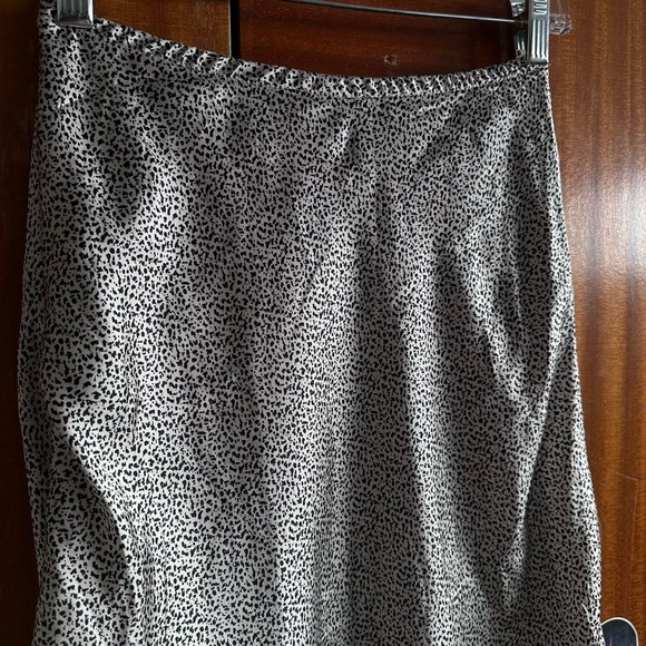 Elegant Black and White Midi Skirt - Picture 4 of 6